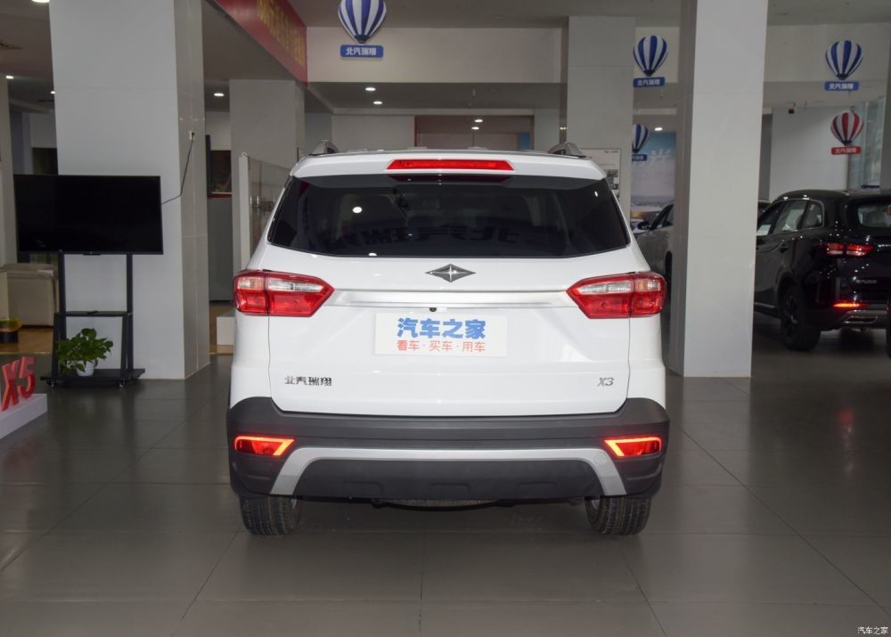 Выведенный спорт SUV 7 компакта бензина автомобиля топлива нефти руки усаживает многофункциональный корабль