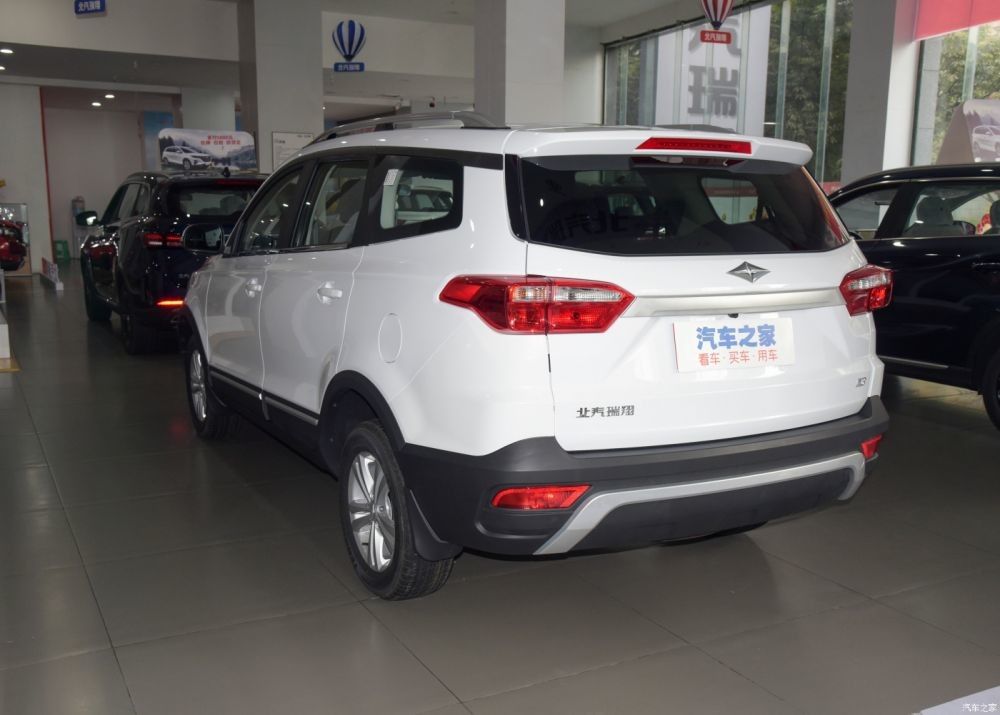 Выведенный спорт SUV 7 компакта бензина автомобиля топлива нефти руки усаживает многофункциональный корабль