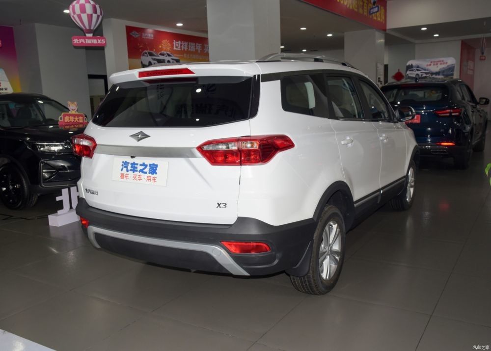 Выведенный спорт SUV 7 компакта бензина автомобиля топлива нефти руки усаживает многофункциональный корабль