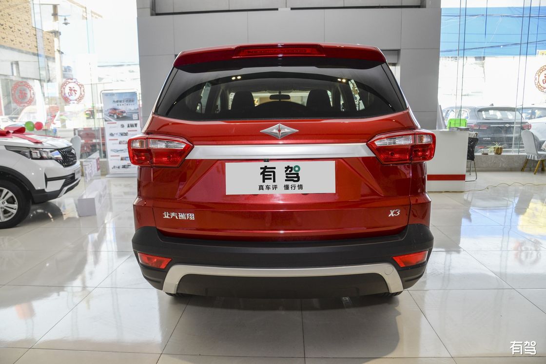 Безопасный и квадратный практически корабль газа от BAIC Ruixiang X3 7 усаживает достаточное грузовое пространство