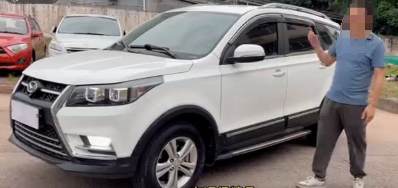 Конфигурация панорамного космоса Baic RUIXIANG 1.5L SUV 5MT инвентаря крыши с окошком большого высокая