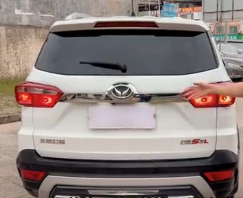 Конфигурация панорамного космоса Baic RUIXIANG 1.5L SUV 5MT инвентаря крыши с окошком большого высокая