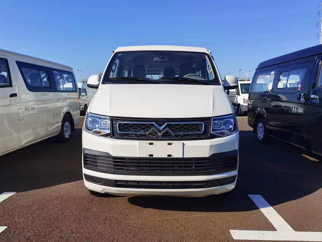 Продается легковой автомобиль с бензиновым двигателем изготовленный в Китае на складе с 6 местами