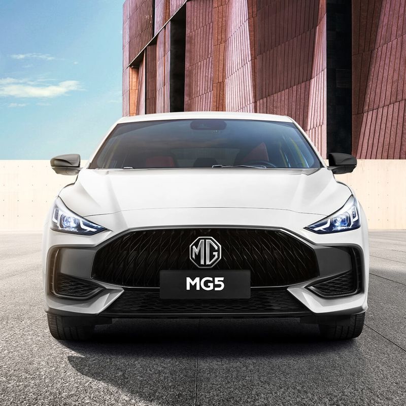 E-mark Sedan MG5 Автомобиль 180 км/ч Скорость 6L/100 км Потребление безопасные подушки безопасности 2680 мм колесная база
