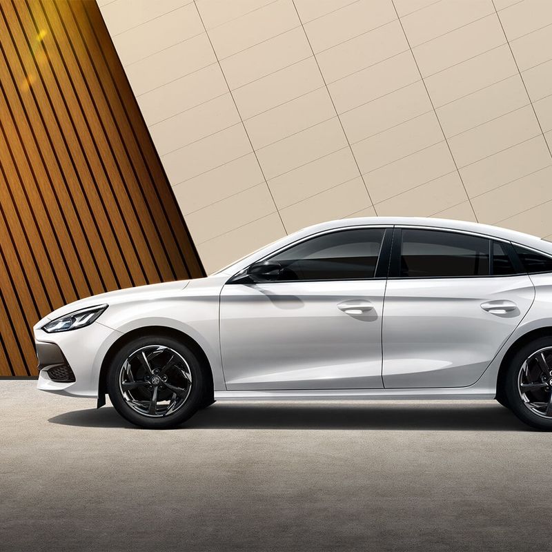 E-mark Sedan MG5 Автомобиль 180 км/ч Скорость 6L/100 км Потребление безопасные подушки безопасности 2680 мм колесная база