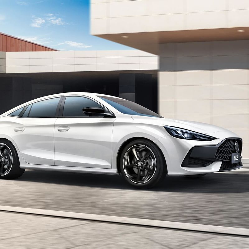 E-mark Sedan MG5 Автомобиль 180 км/ч Скорость 6L/100 км Потребление безопасные подушки безопасности 2680 мм колесная база
