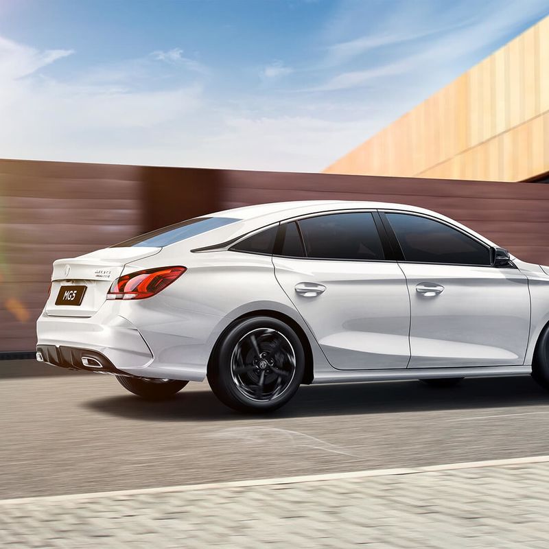 E-mark Sedan MG5 Автомобиль 180 км/ч Скорость 6L/100 км Потребление безопасные подушки безопасности 2680 мм колесная база