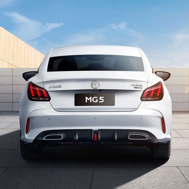 E-mark Sedan MG5 Автомобиль 180 км/ч Скорость 6L/100 км Потребление безопасные подушки безопасности 2680 мм колесная база